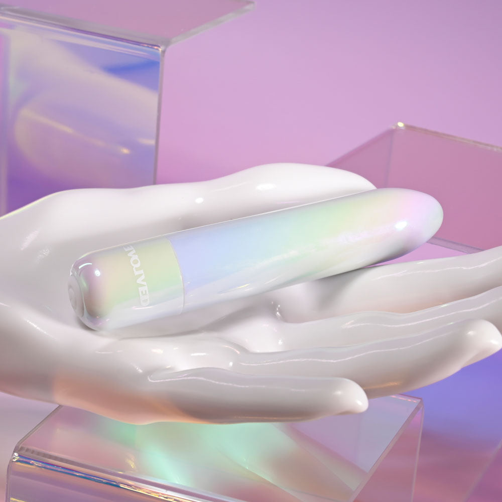 Evolved EASY DOES IT - Pearlescent 10 cm USB Rechargeable Bullet showcased in a hand with an iridescent finish.
