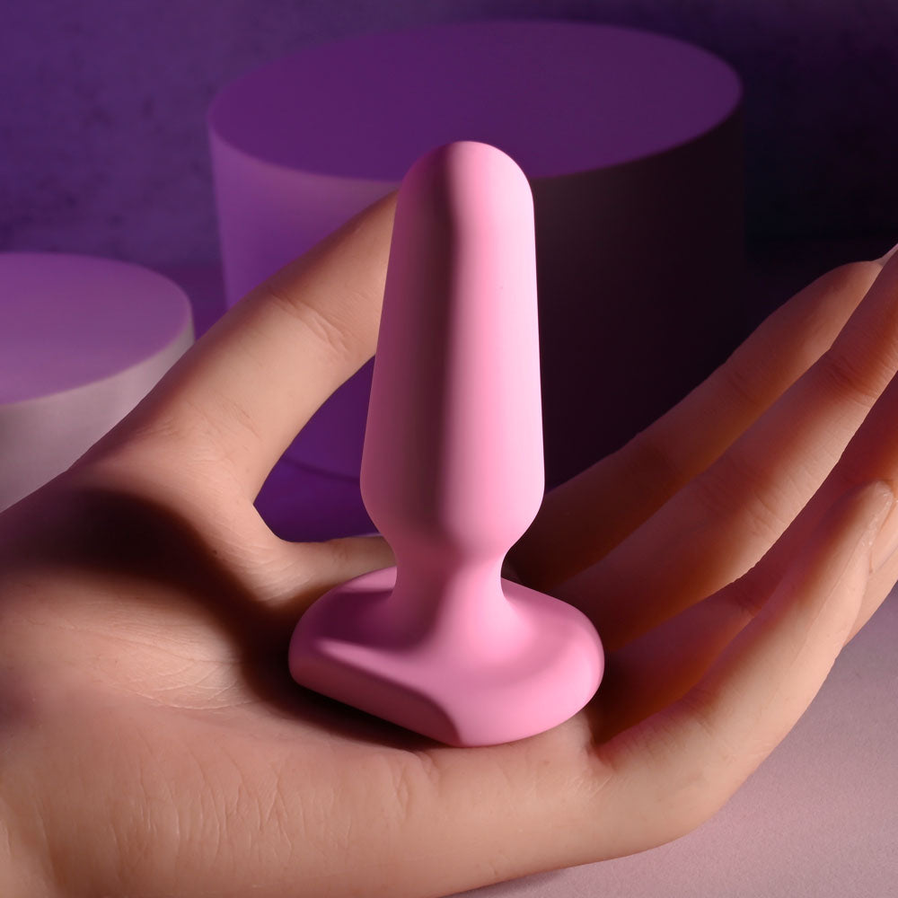Selopa PETITE PLUG -  7.4 cm Butt Plug in a hand, showcasing its silicone design for intimate essentials.