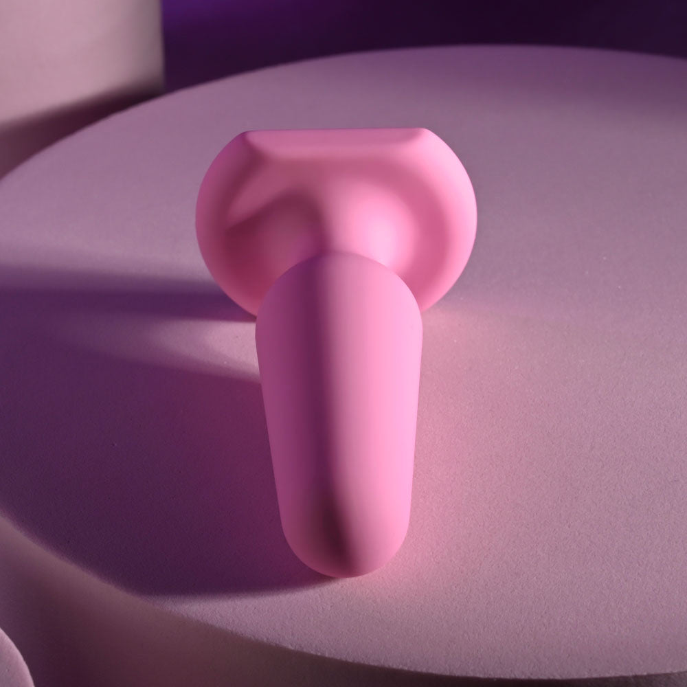 Selopa PETITE PLUG -  7.4 cm Butt Plug on a pink surface, perfect for intimate essentials for her.