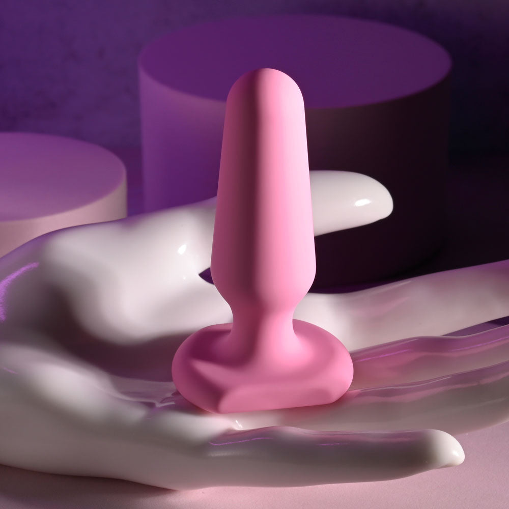 Selopa PETITE PLUG -  7.4 cm Butt Plug on a hand, showcasing its sleek design and flared base.