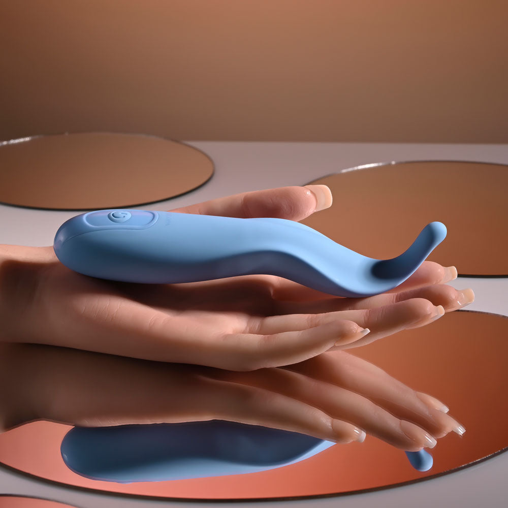 Selopa TENDER TICKLER - 16.2 cm USB Rechargeable Pinpoint Stimulator in a hand, showcasing its unique design.