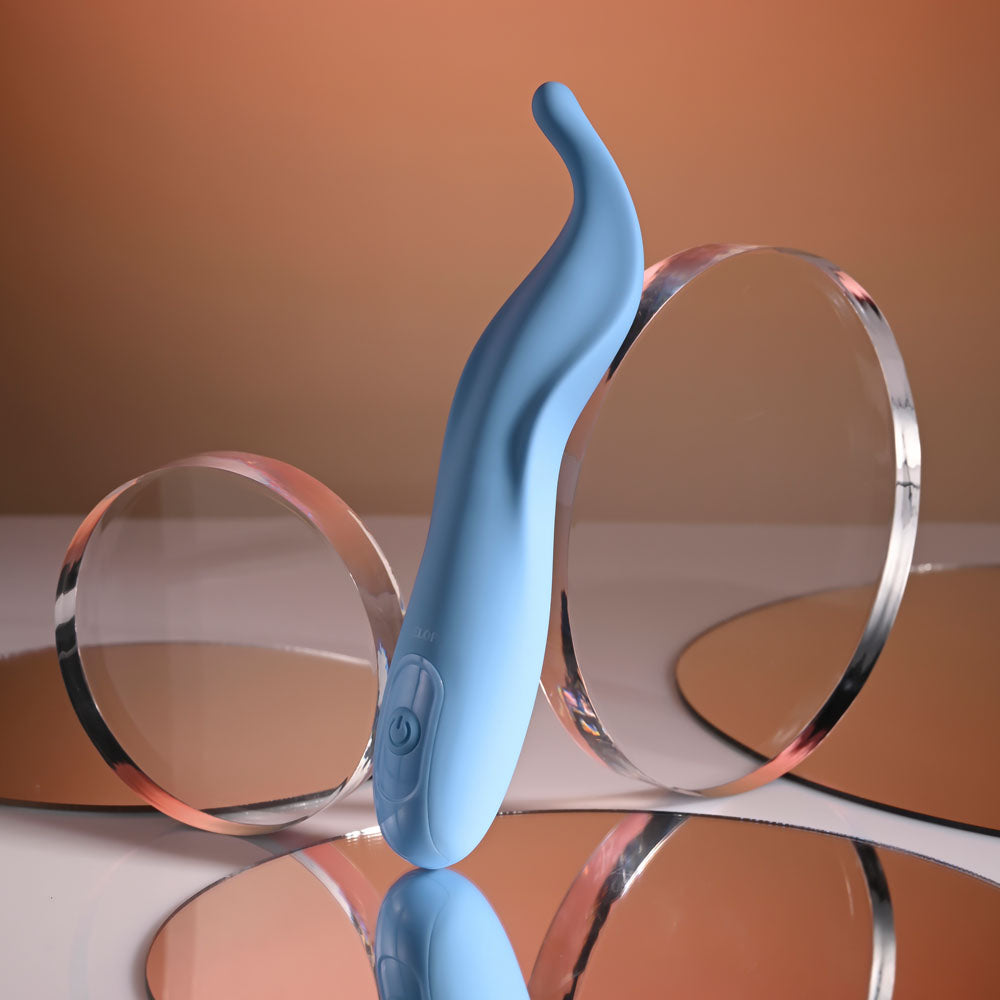 Selopa TENDER TICKLER -  16.2 cm USB Rechargeable Pinpoint Stimulator positioned between two circular mirrors.
